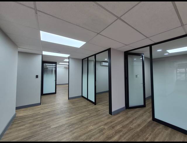 221M² OFFICE TO LET IN DUNKELD WEST